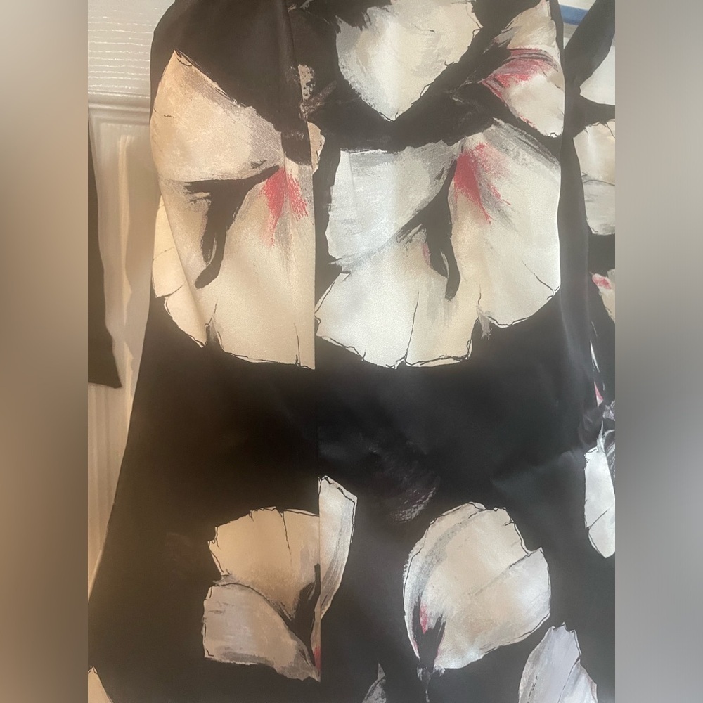 White House Black Market 100% silk floral halter top. See pics for measurements - Picture 13 of 14